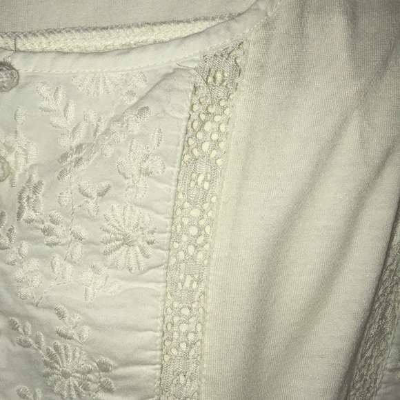 White lace top - Picture 3 of 4